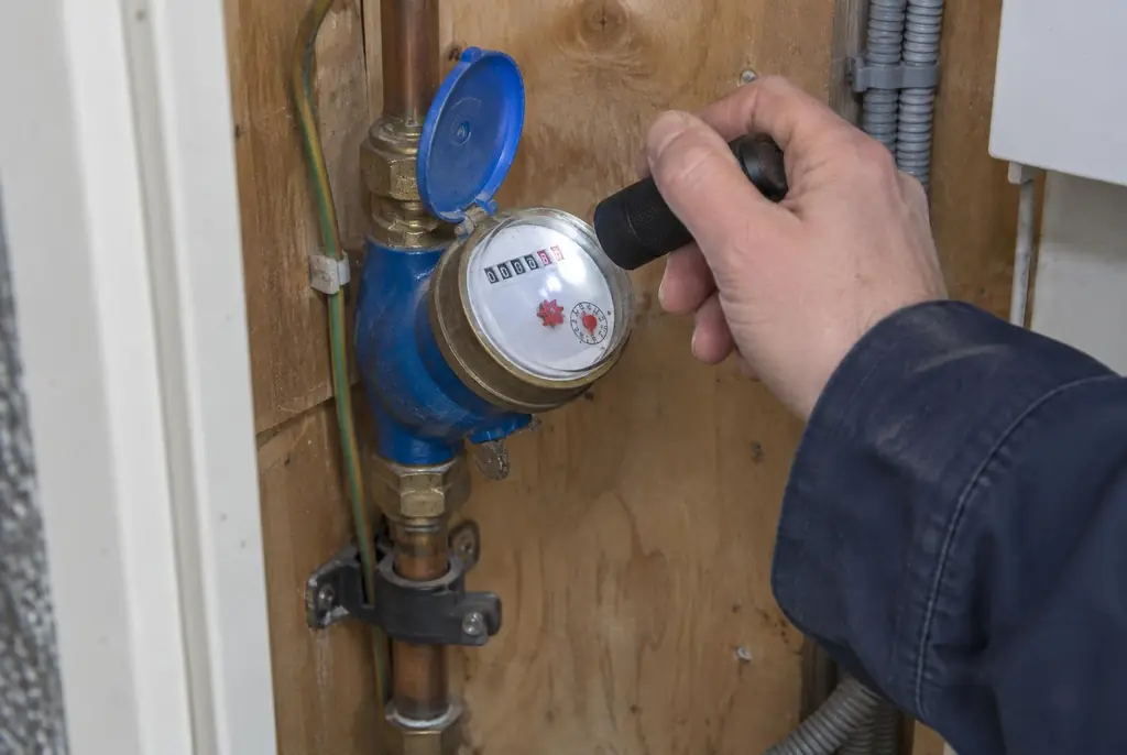 Lekdetectie Scherpenzeel – watermeter in de meterkast controleren met een zaklamp